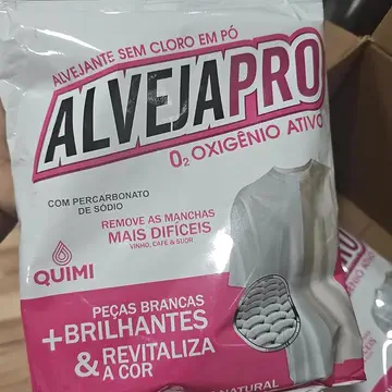 Pacote de AlvejaPro de 1 kg na mão, ao lado da caixa aberta