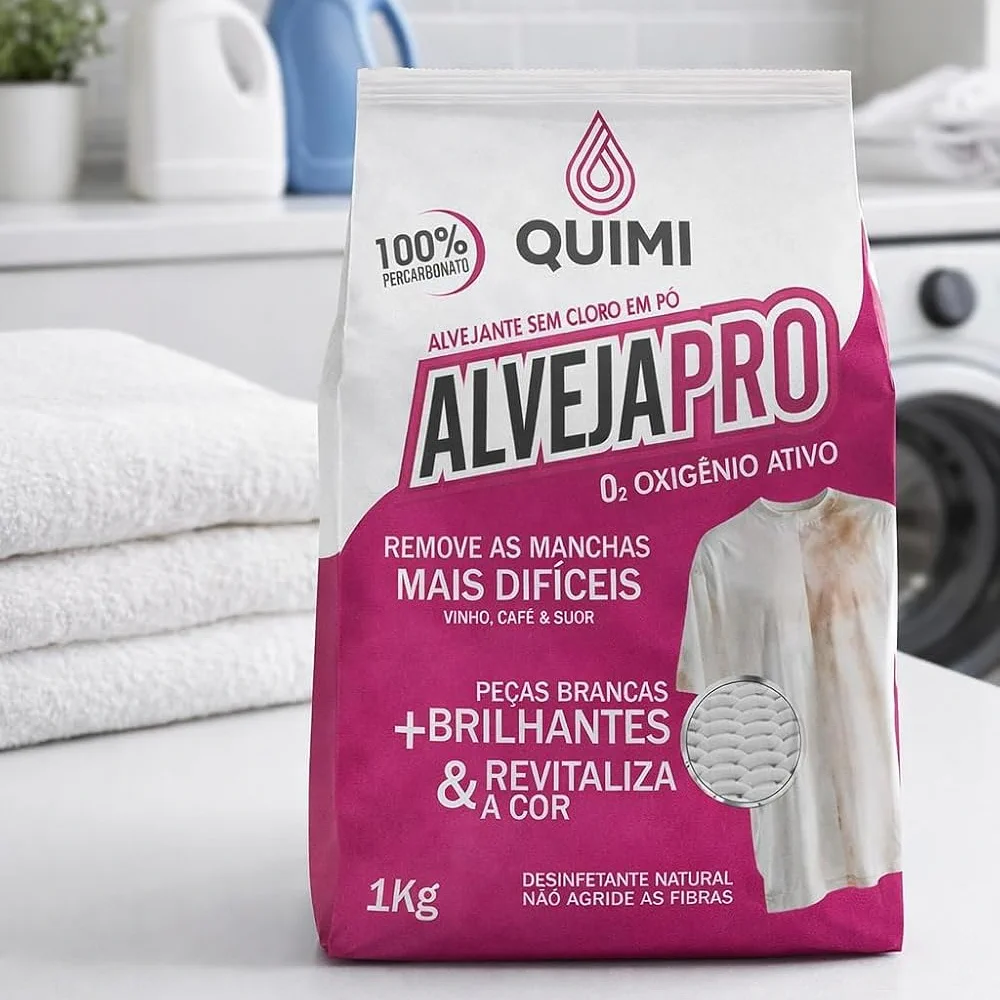 Pacote de AlvejaPro sobre a bancada de uma lavanderia clara, com toalhas brancas dobradas