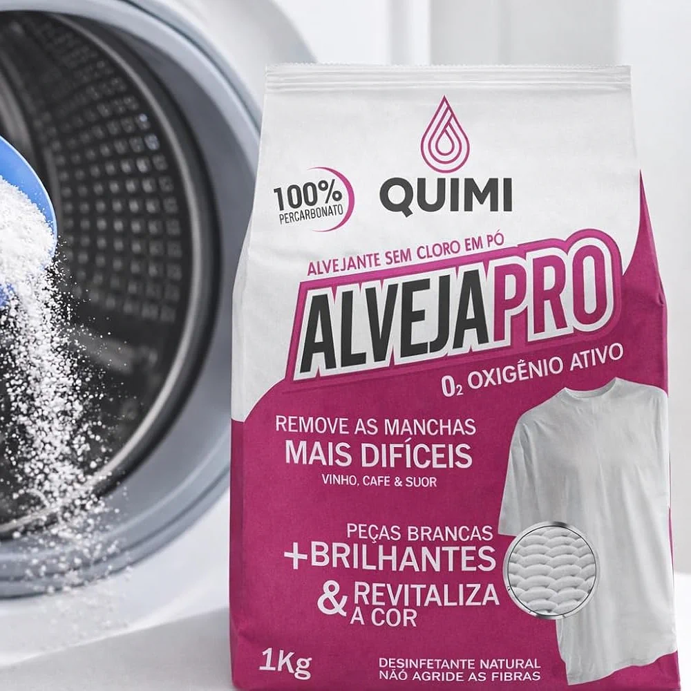 Colher dosadora despejando o pó AlvejaPro dentro da máquina de lavar, com o pacote ao lado